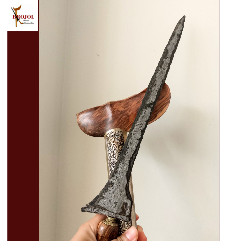 Keris sepuh Brojol Wingit Temuan Warangka Gayaman Jogja Kayu Gaharu Original ASLI