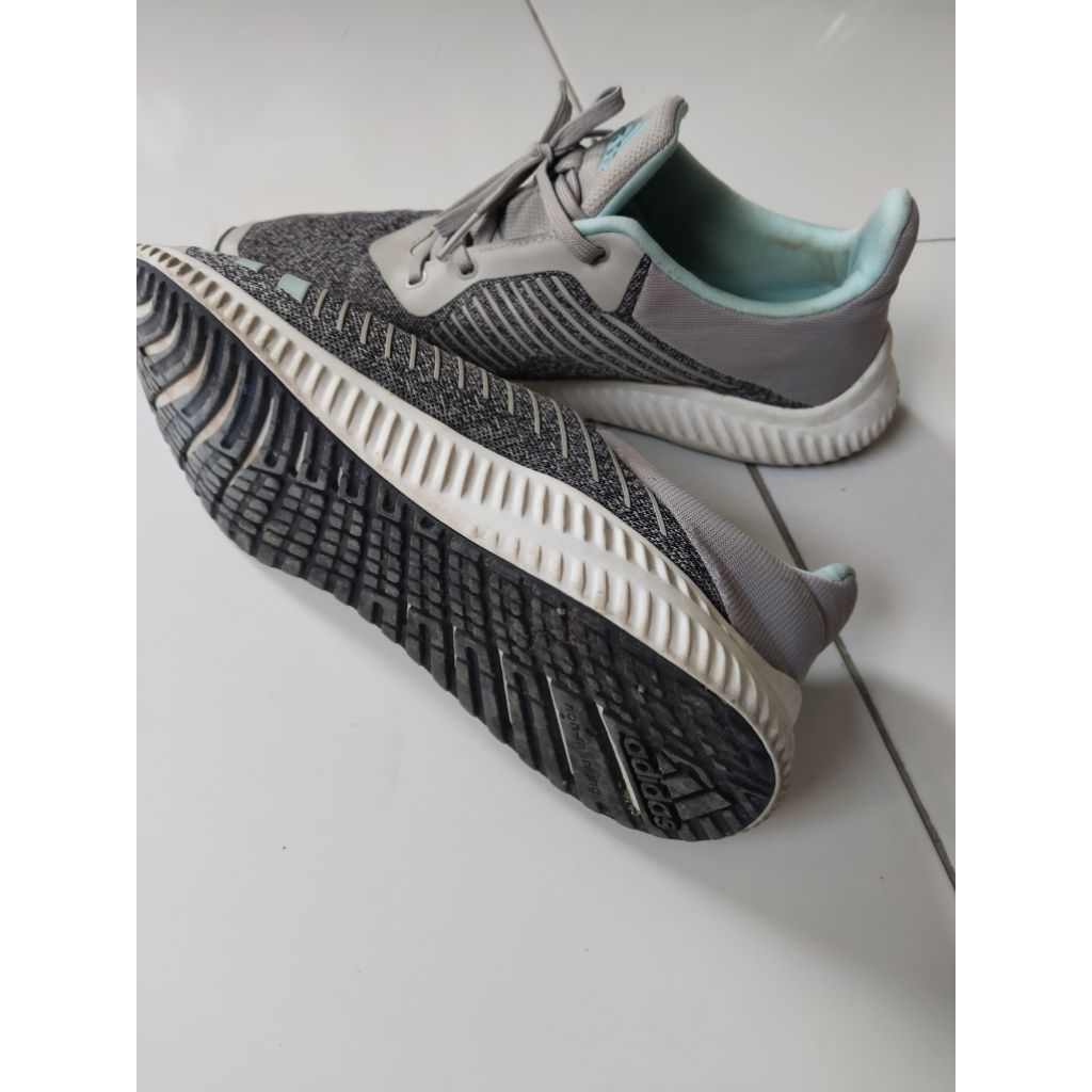 Sepatu bekas pakai pribadi