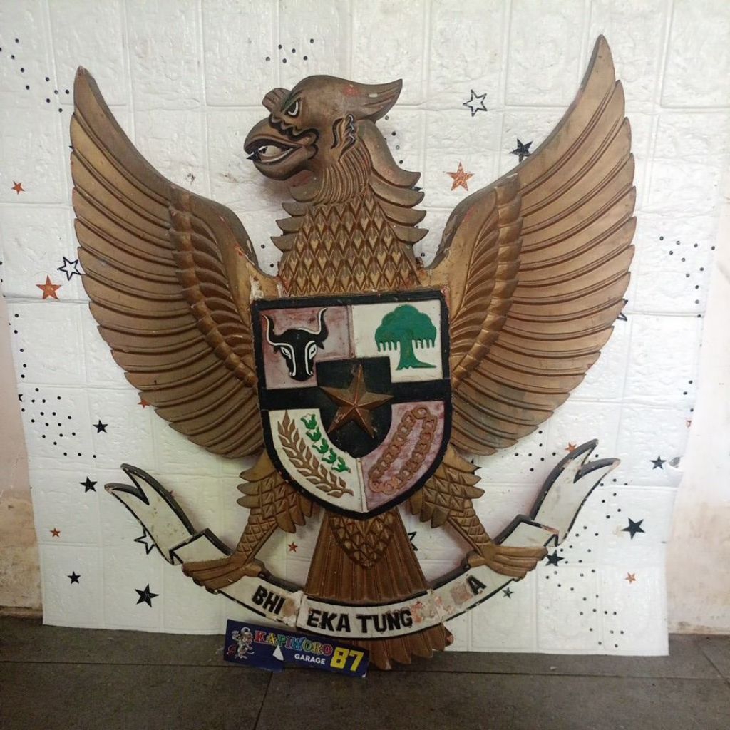 Garuda Pancasila ukir kayu lambang negara Indonesia