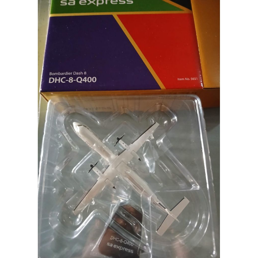 Miniatur Diecast Pesawat De Havilland Canada DHC-8-Q400 South African Express Airways Hogan Wings Sk