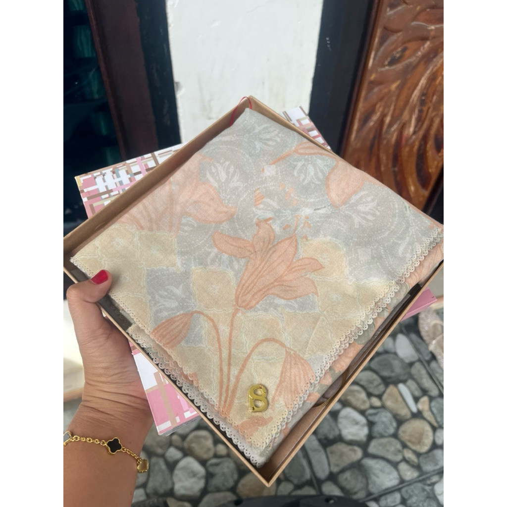 preloved Buttonscarves series maharani