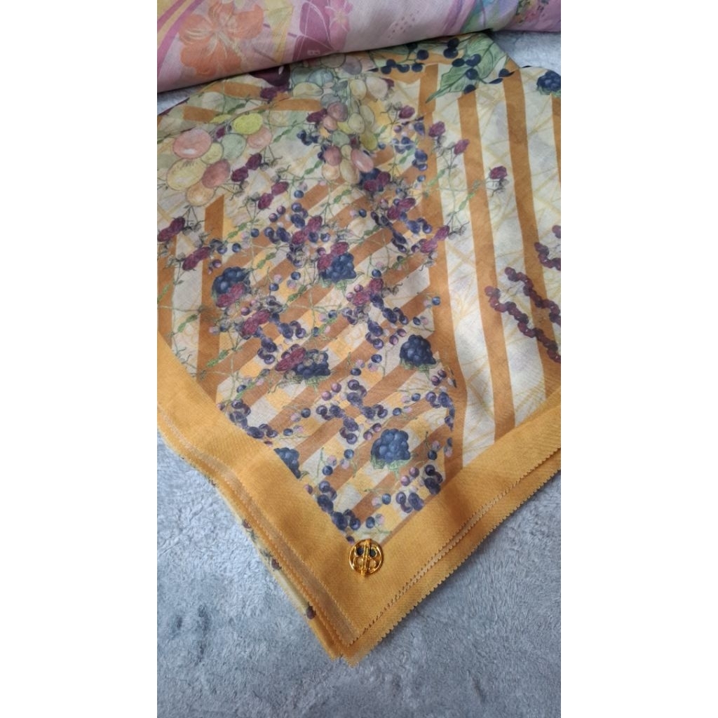 Nada Puspita scraf Large ( PRELOVED)