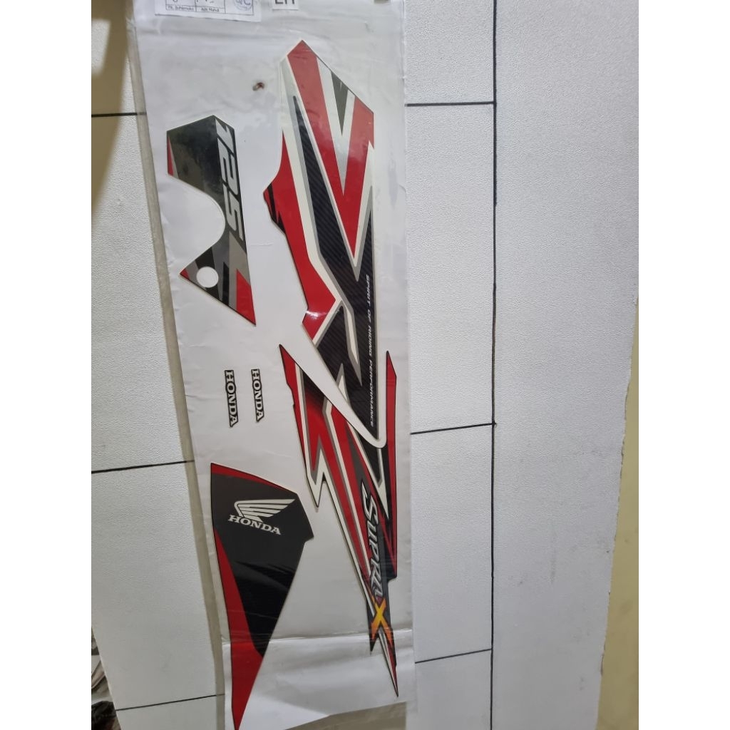 Stiker Body Samping dan Sayap Supra X TR 125 871X0-KYL-A00ZAL Black Red L Stiker Honda
