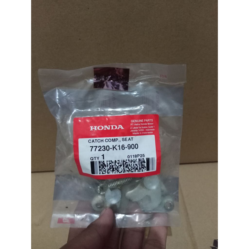77230-K16-900 Dudukan Pengait Jok Engsel Honda Scoopy FI eSP 2013 - 2019. ORIGINAL AHM