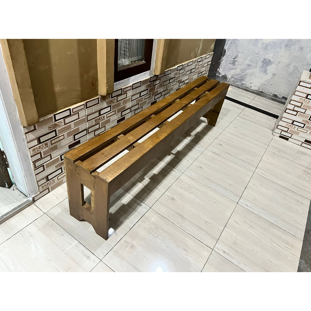 kursi santai panjang kayu kokoh