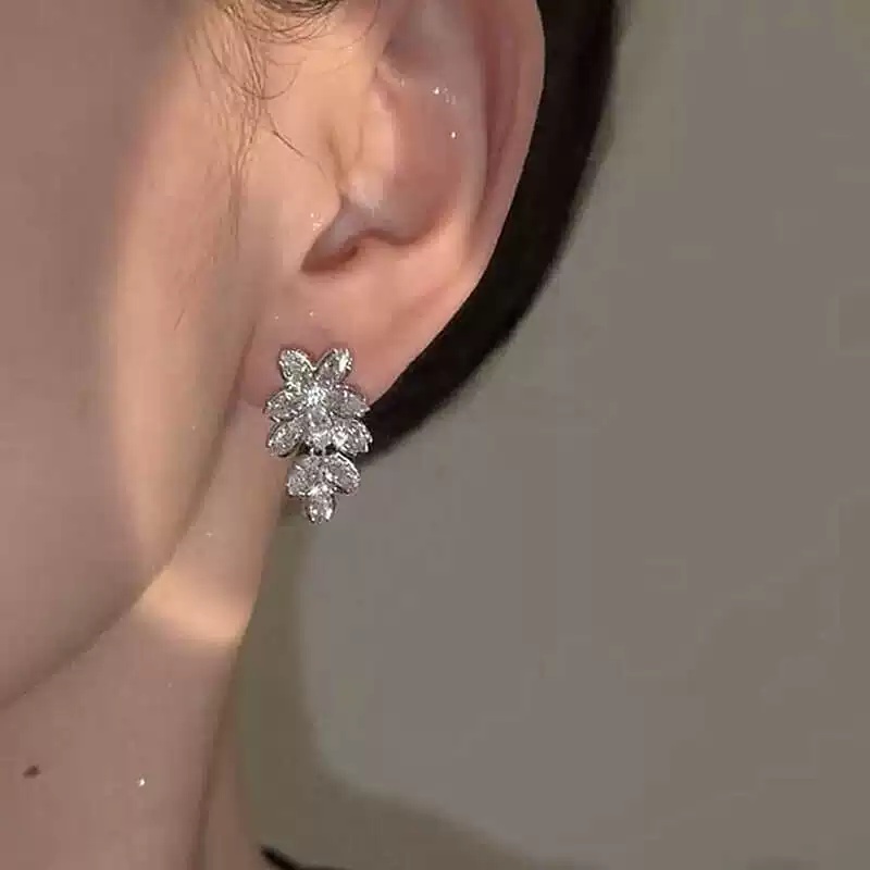 Anting Wanita Tindik Silver Kecil Simple Rumbai Bunga Berlian Stud Anting Tusuk Titanium Anti Karat