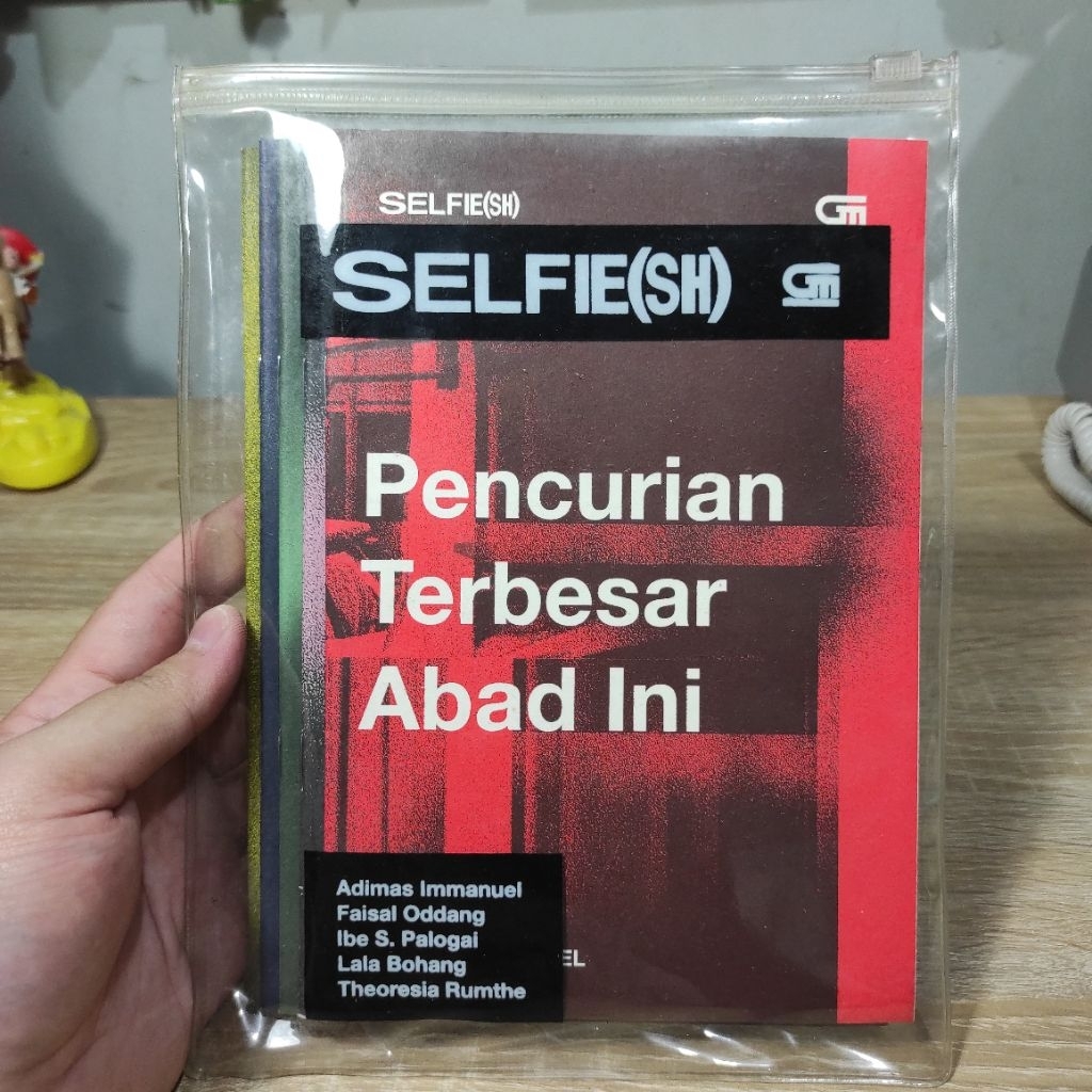 [PRELOVED - READY STOCK] BUKU NOVEL BAHASA INDONESIA FIKSI SELFIE(SH) PENCURIAN TERBESAR ABAD INI OL