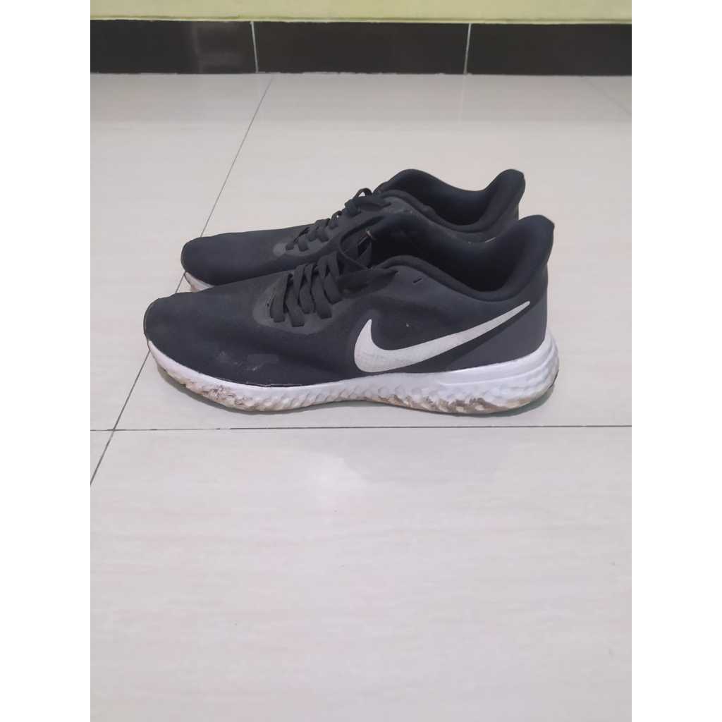 Preloved - Sepatu Training Nike Revolution 6