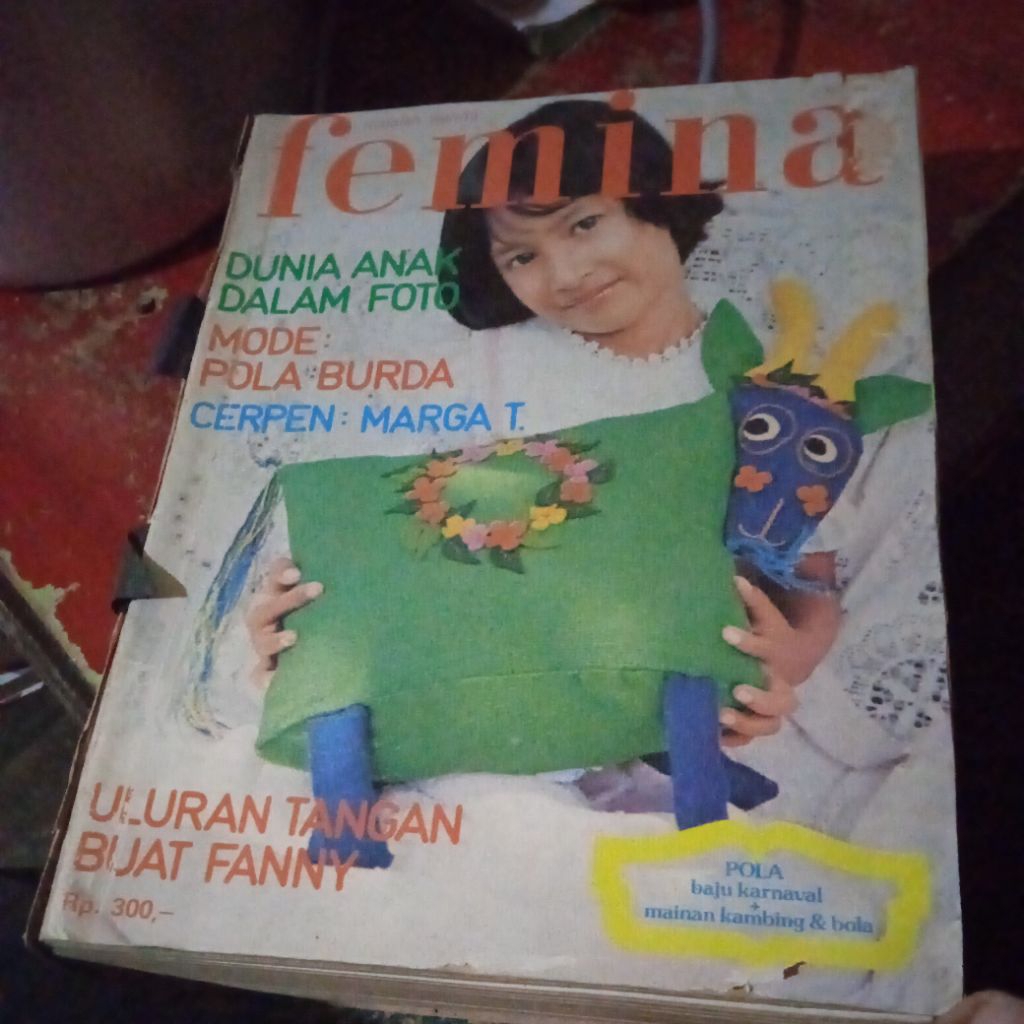 Bundel majalah Femina jadul tahun 1976, berisi 13 majalah, bersama artis artis cantik zaman dahulu