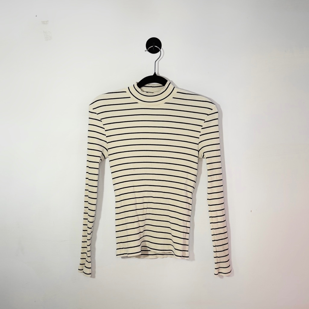 PRELOVED SEMARANG TURTLE NECK UNIQLO