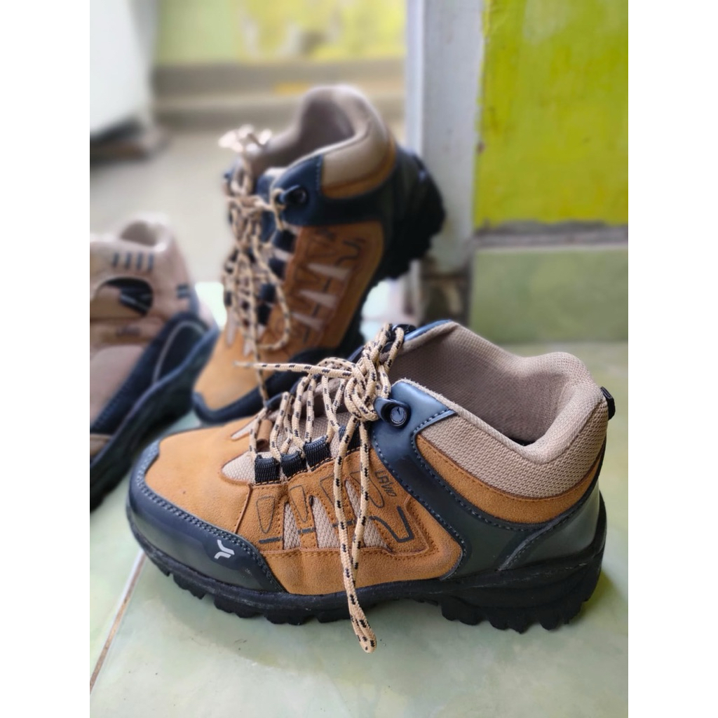 PRELOVED SEPATU GUNUNG MERK LAVIO
