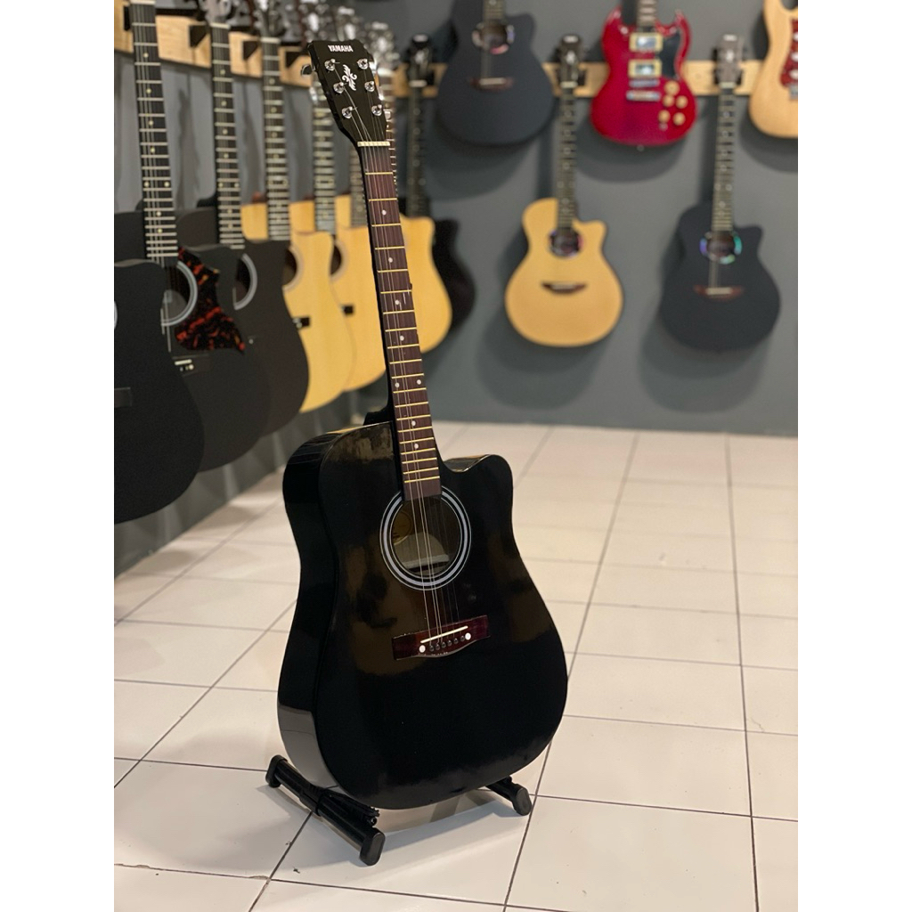 Gitar Akustik elektrik Yamaha jumbo