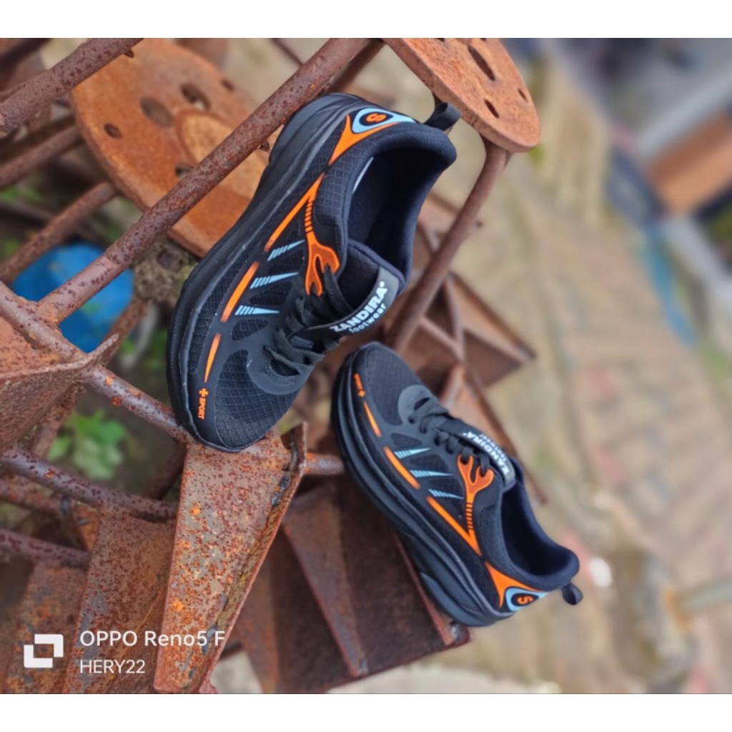 SEPATU SEKOLAH ANAK SMP SMA HITAM POLOS SNEAKERS