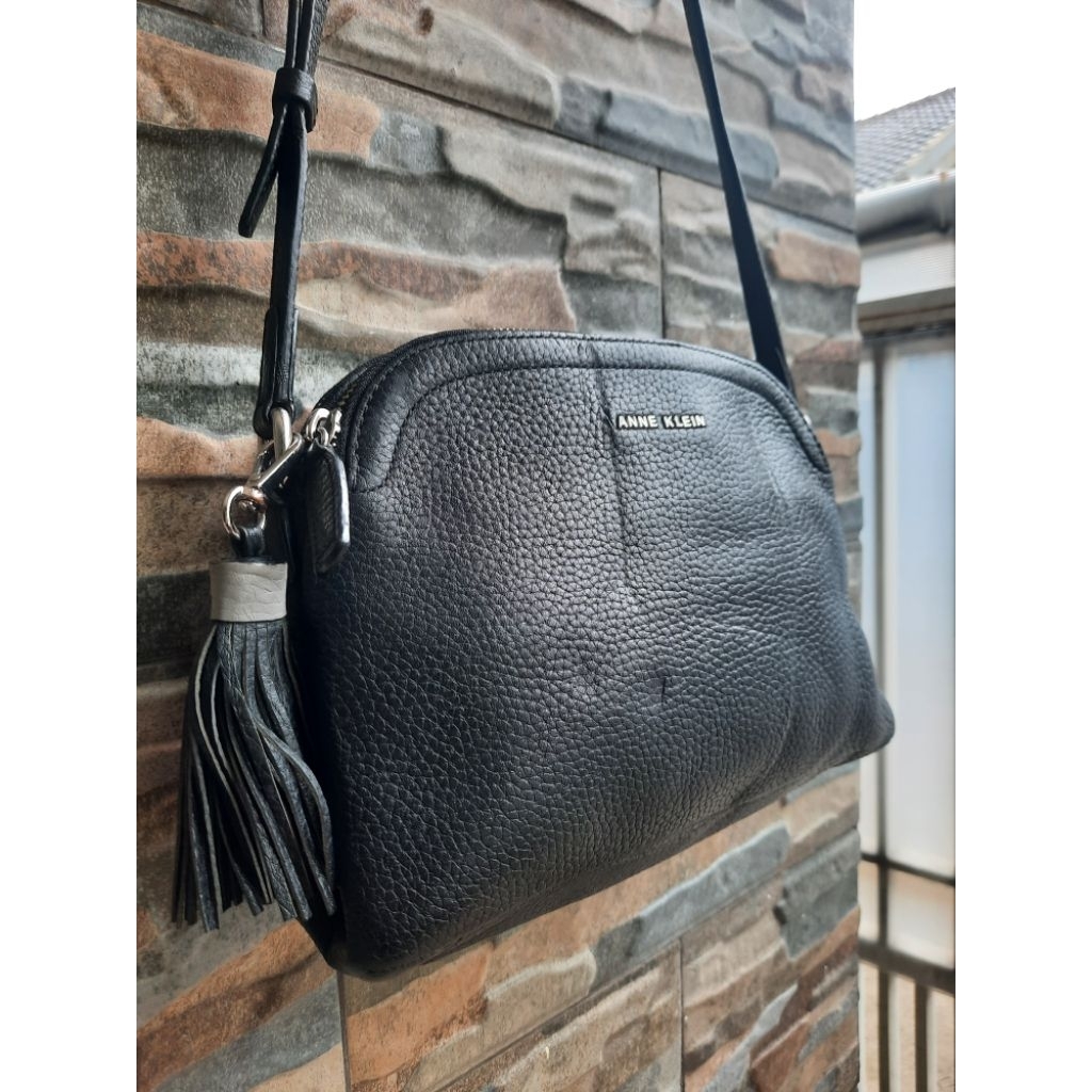 Sling Bag Hitam Kulit Asli Anne Klein