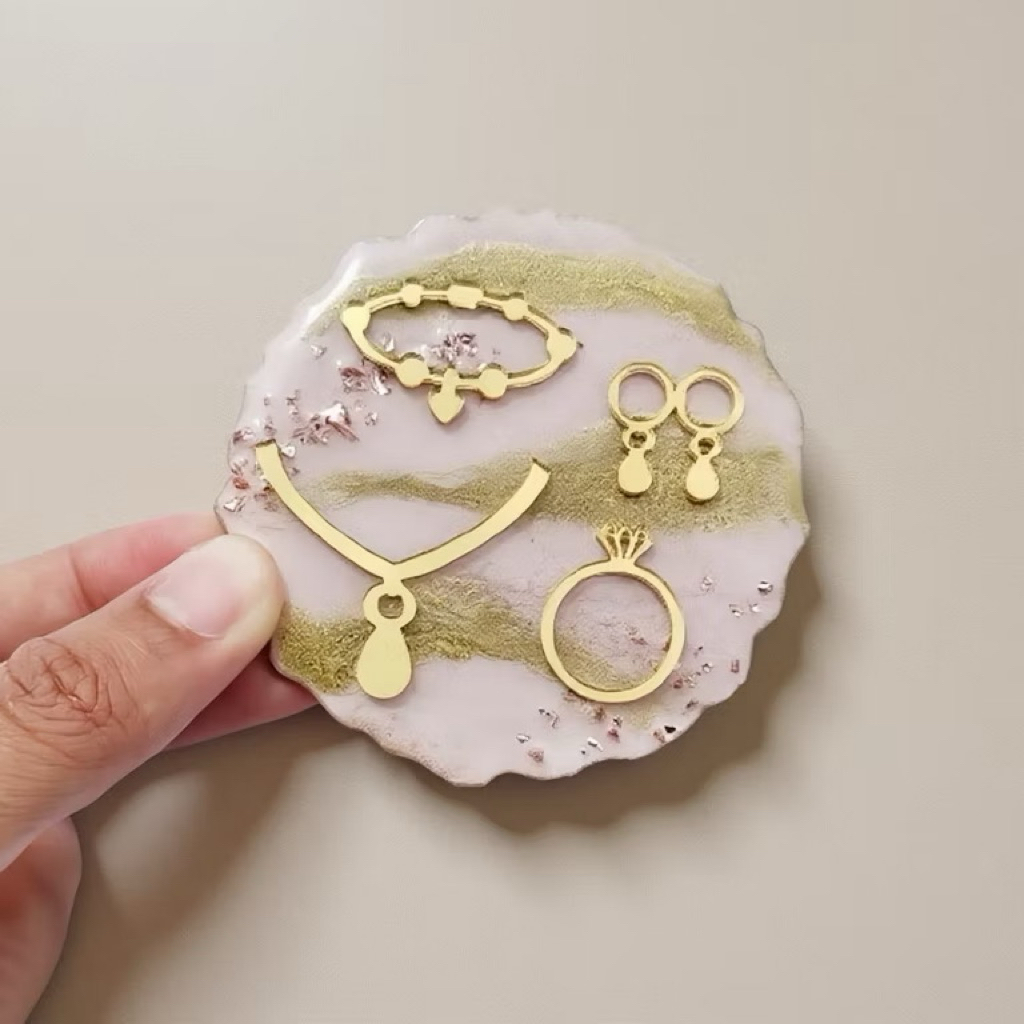 REPLIKA SATU SET EMAS KHUSUS PEMBELIAN AKRILIK MAHAR