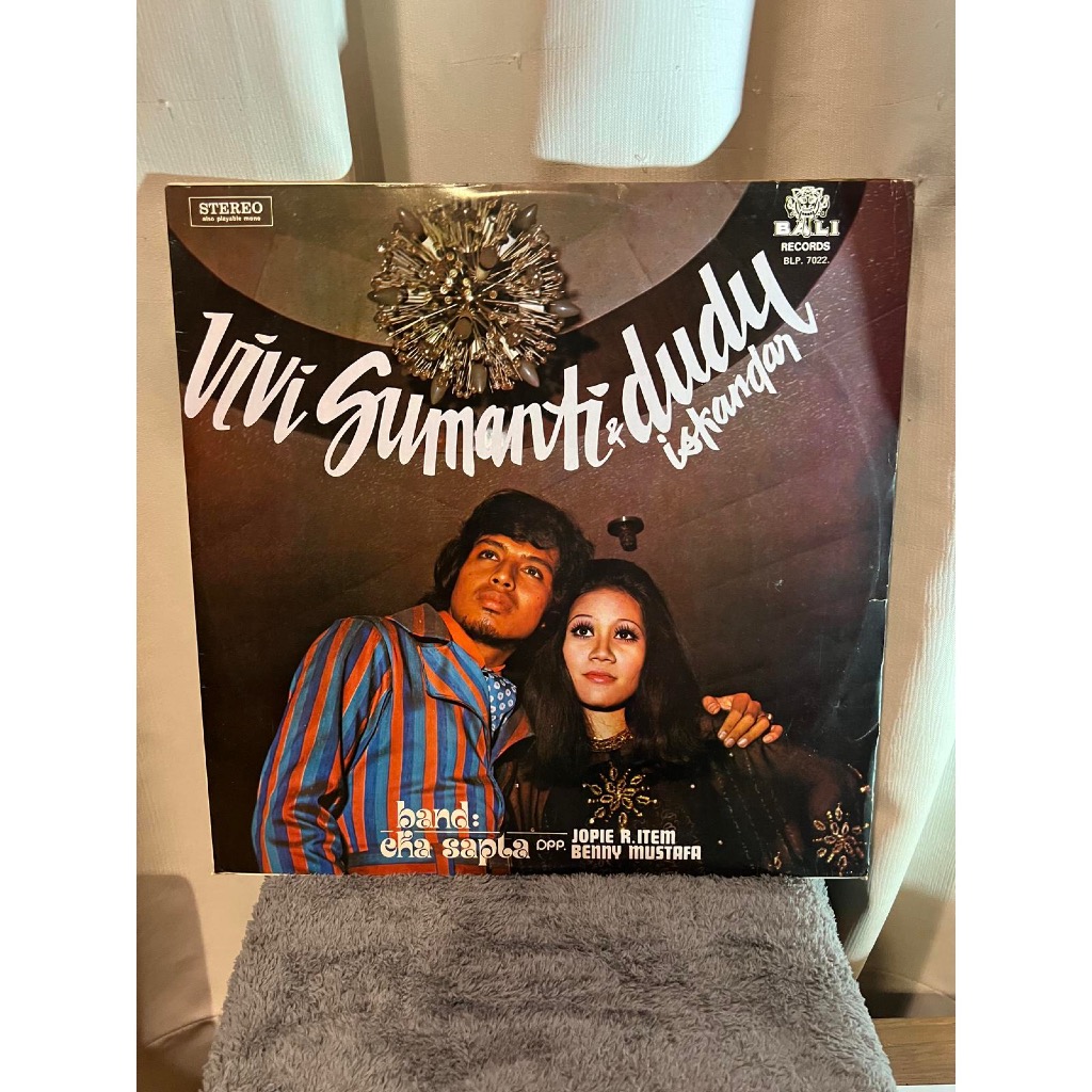 Vinyl Vivi Sumanti & Dudy Ishandar – Pertemuan Mesra / Piringan Hitam Vivi Sumanti & Dudy Ishandar –