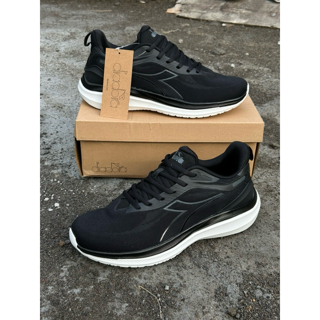 Diadora nasik Black white