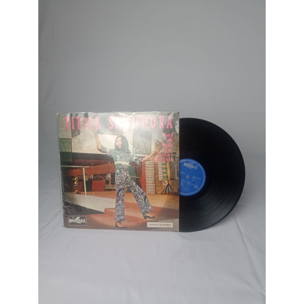 Piring Hitam Titiek Sandora Bekas – Kondisi Seadanya