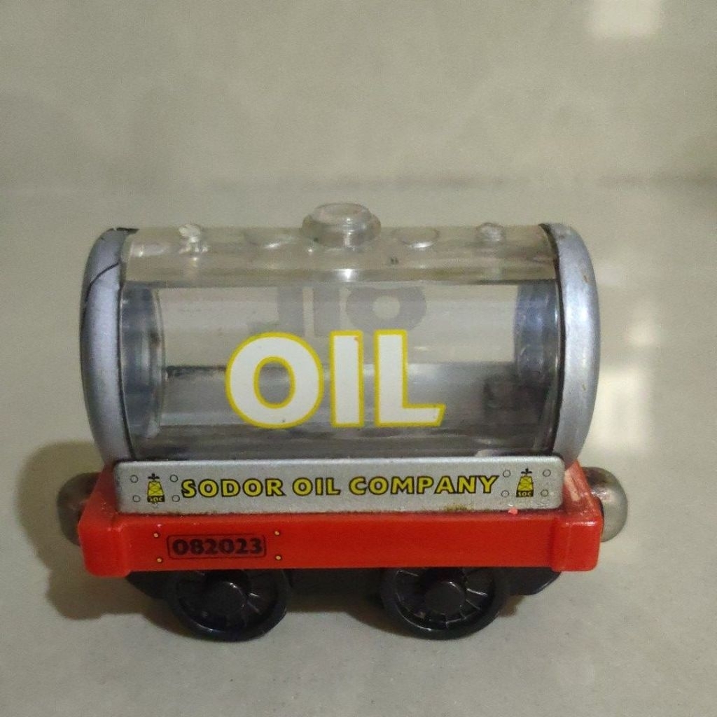 Thomas and Friends take and play tender oil car