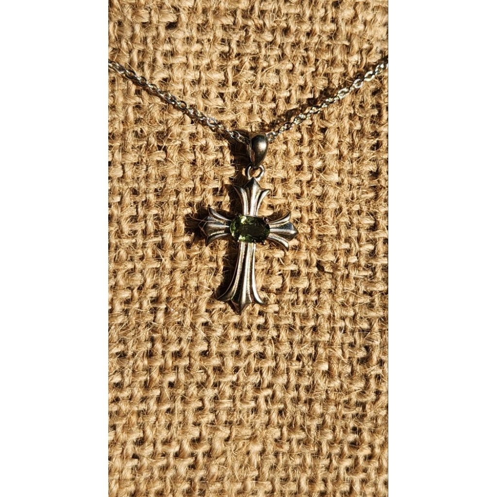 Moldavite Cross Pendant Liontin kristal moldavite bentuk salib