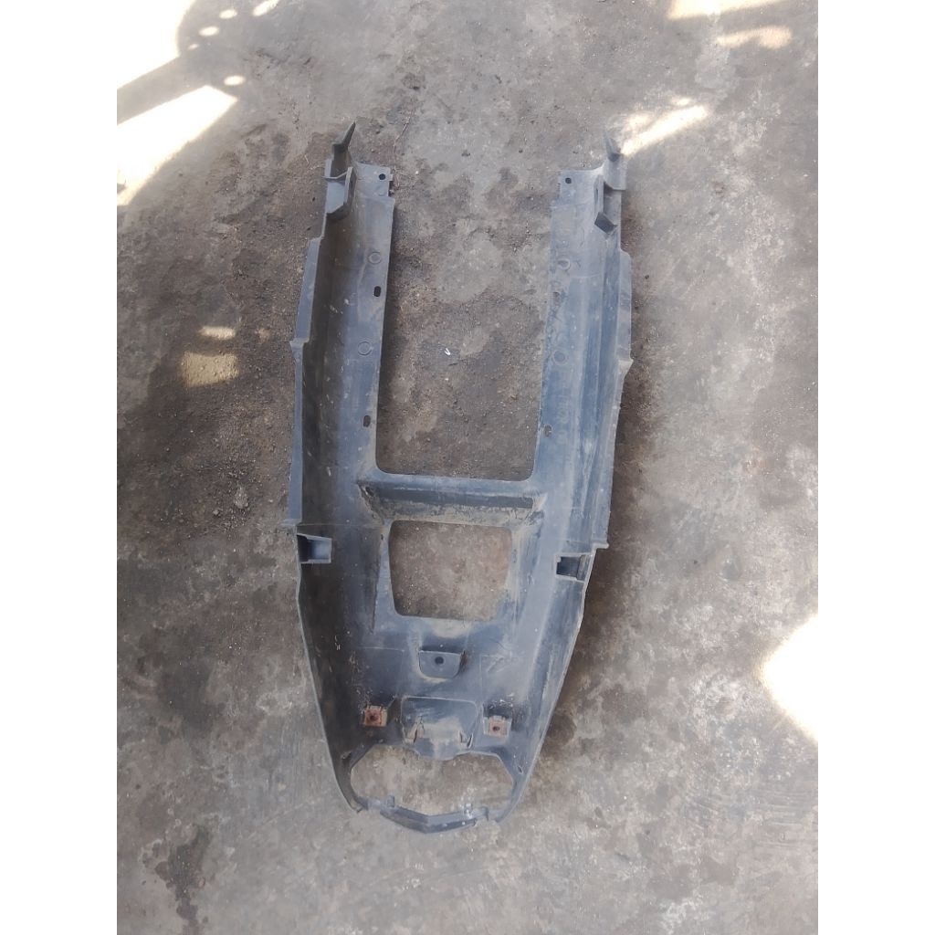 Cover Sambungan Bodi Bawah Yamaha Vixion R LED Kode BK8 Barang Second Original