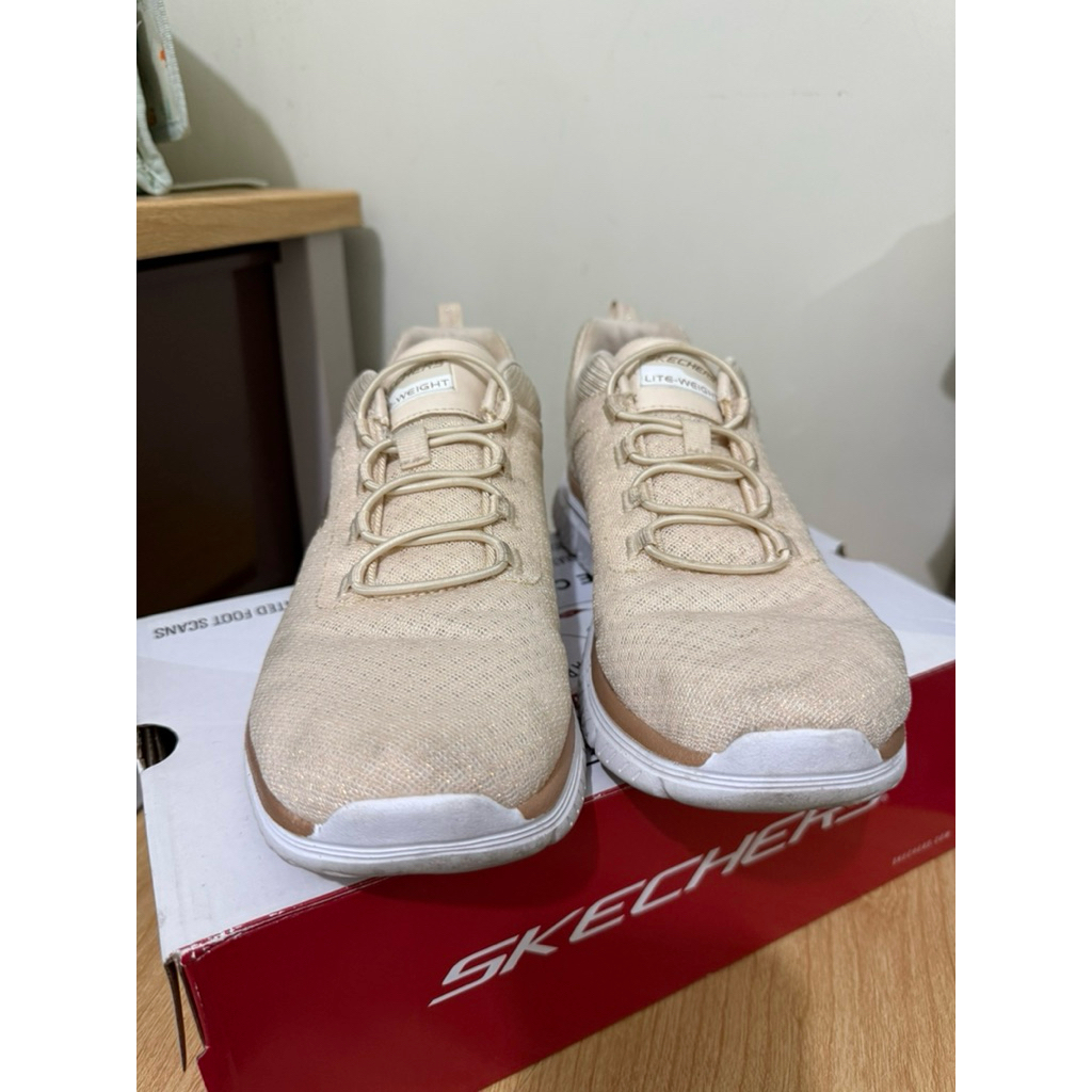 PRELOVED- sepatu olahraga skechers wanita warna krem size eur 39/insole 26 cm/ lite-weight