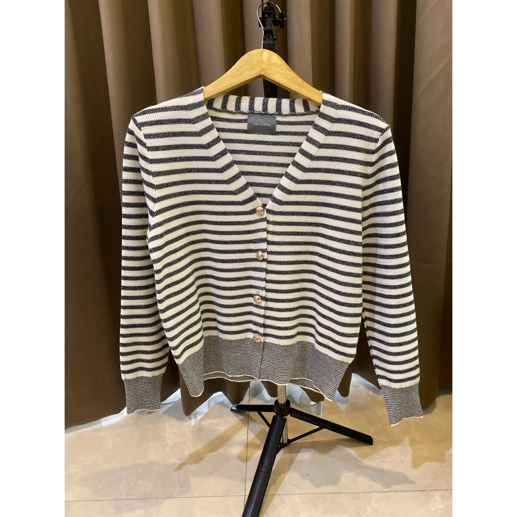 This is april remy top grey abu abu garis cardigan like duma sweater lengan panjang hijabers rare un