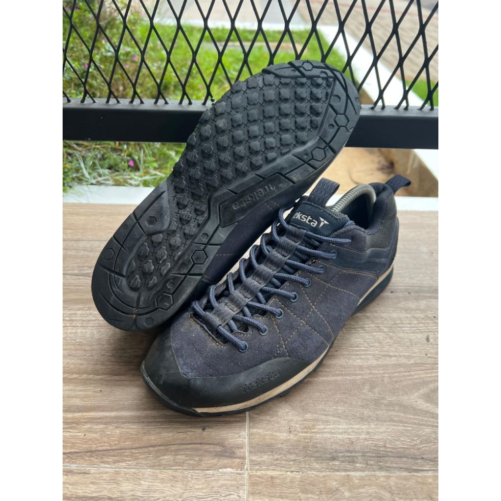 Sepatu TREKSTA
