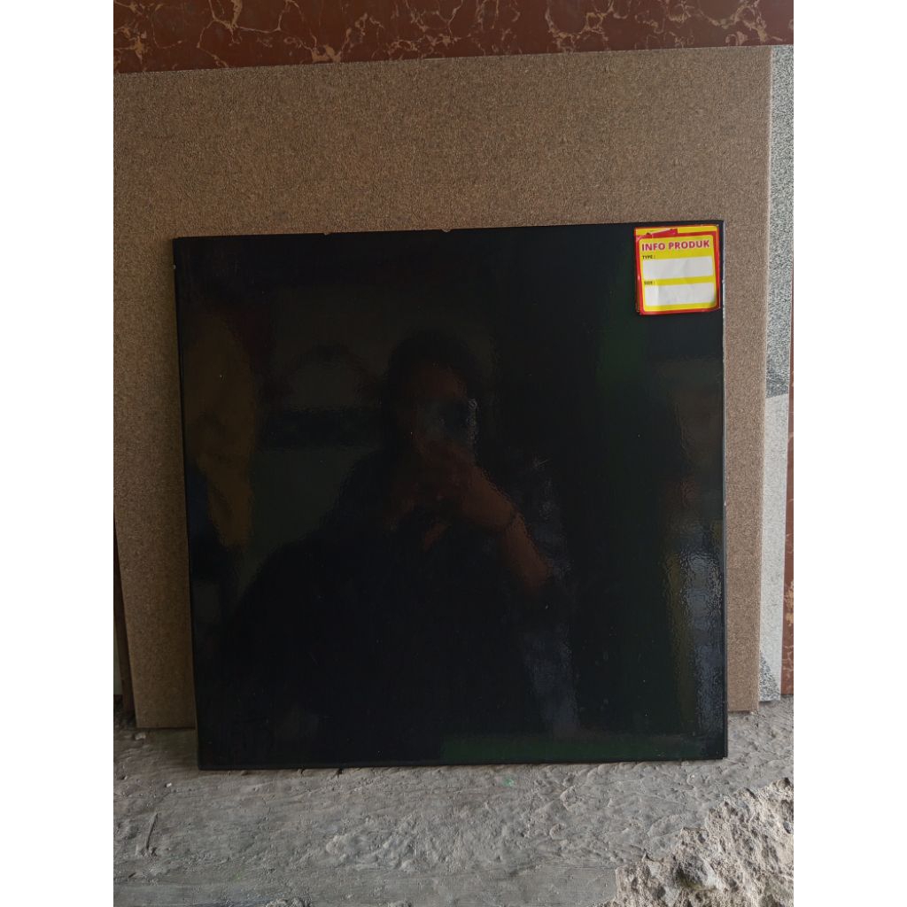 KERAMIK LANTAI GLOSSY ARWANA BLACK 40X40