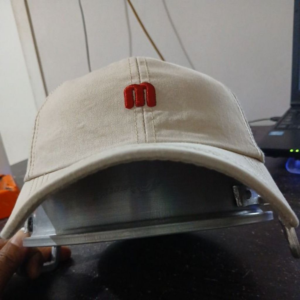 Topi bahan katun lembut warna cream logo M G&P second Original allsize stelan besi mulus no minus