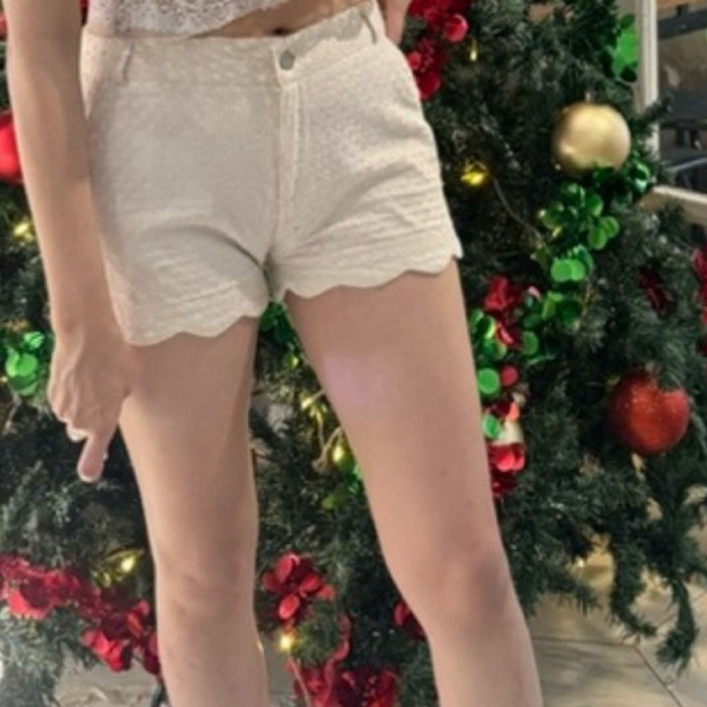 PRELOVED- CELANA PENDEK BROKEN WHITE AVENUE