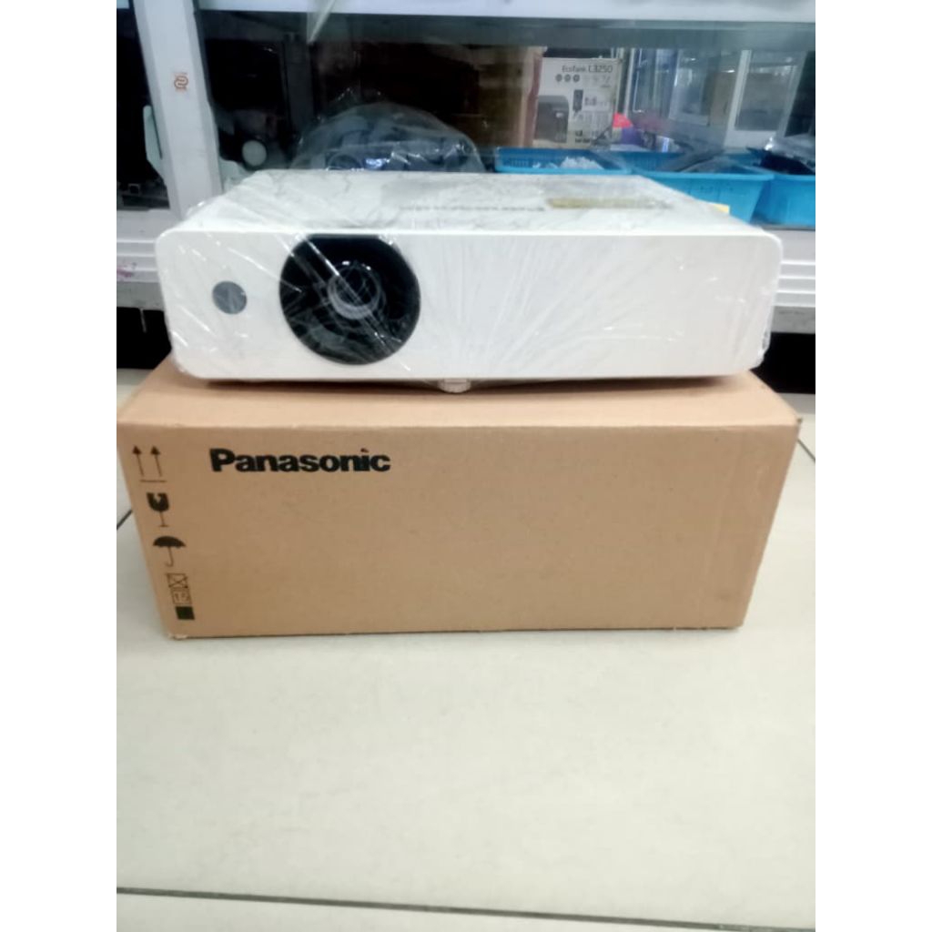 lcd proyektor panasonic ptlb425 resolusi xga 4100 ansi lumens