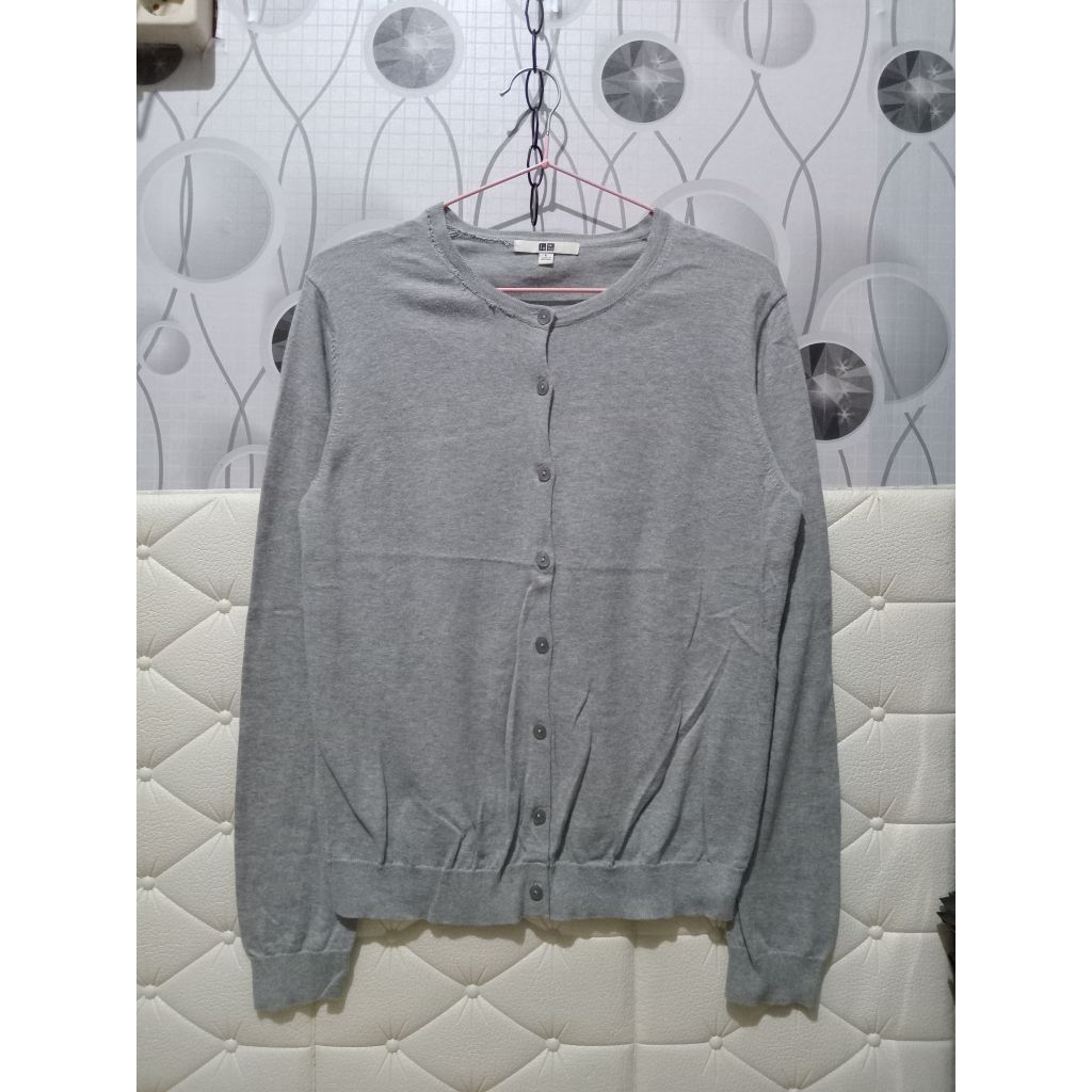 Cardigan uniqlo warna abu