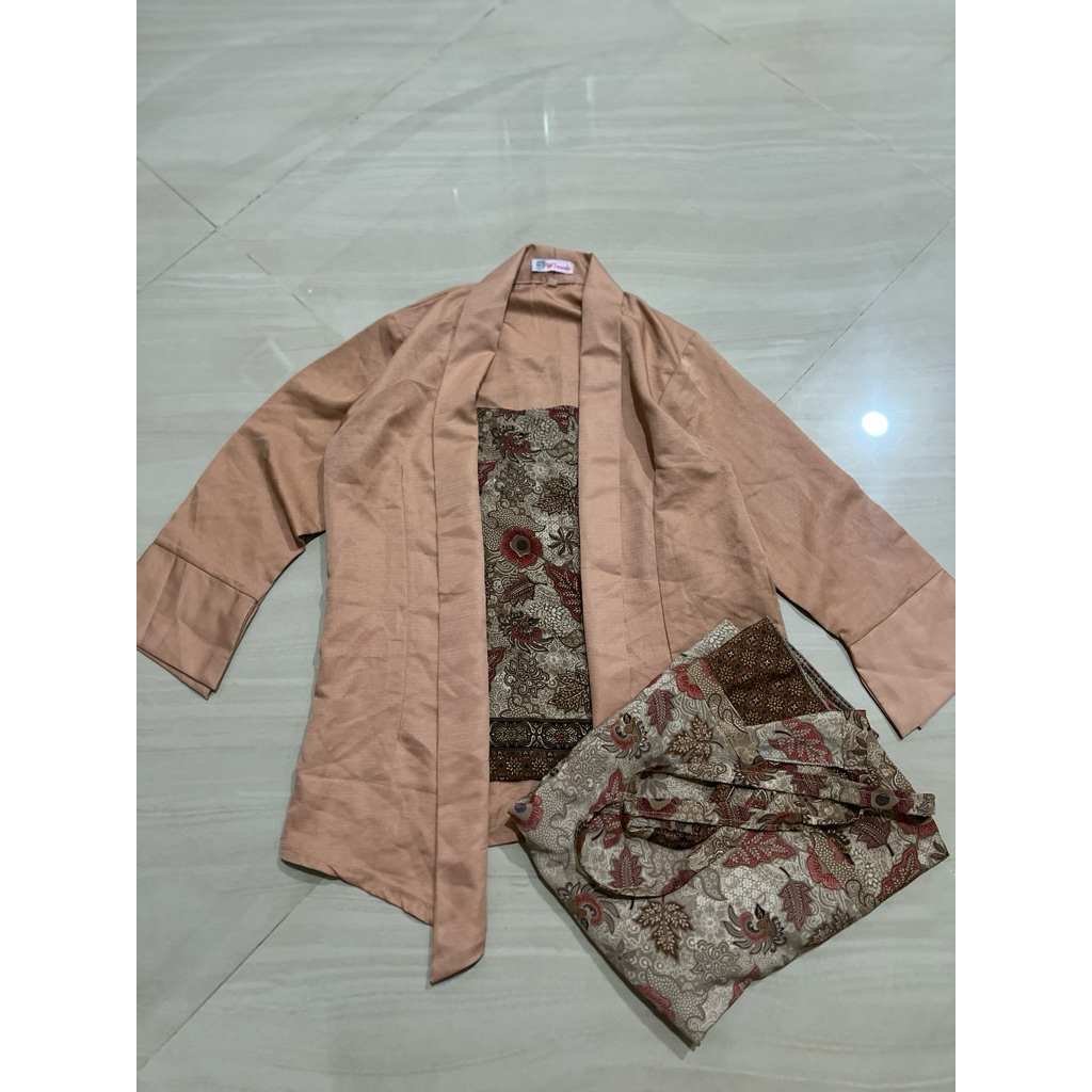 PL 1 set kebaya wisuda