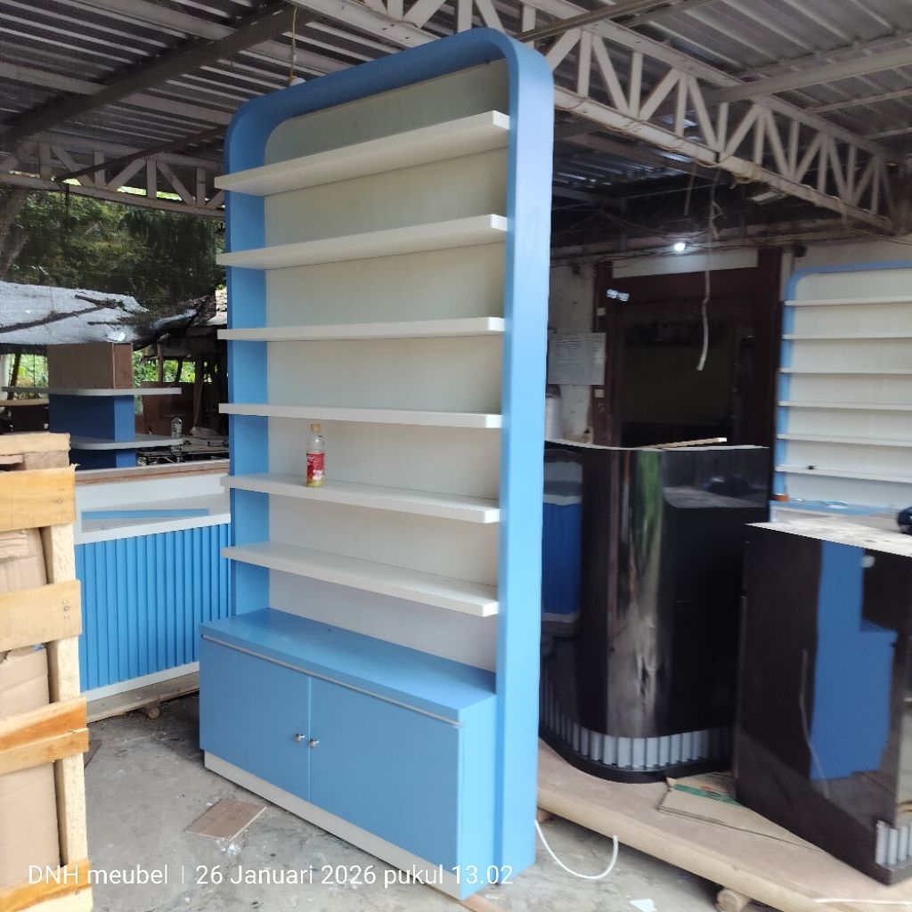 Rak display toko optik kosmetik