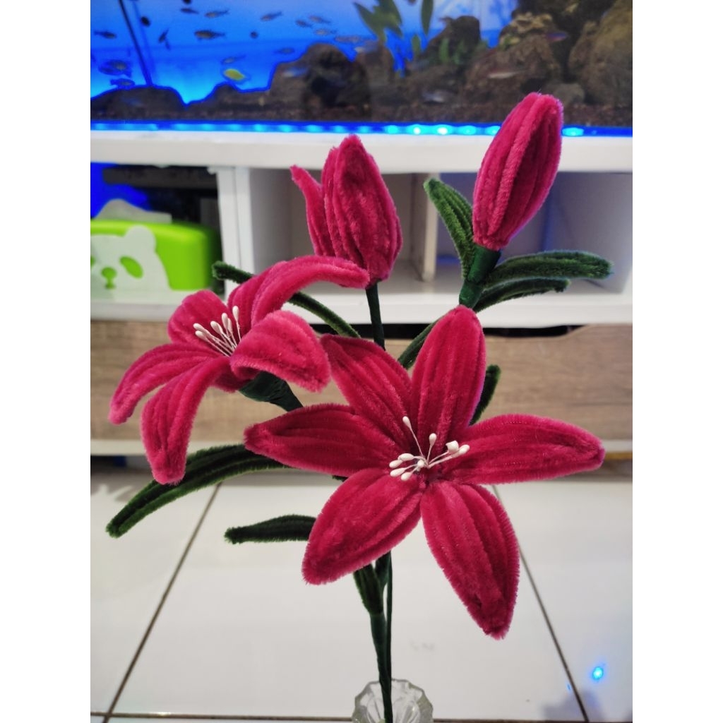 Lili Merah Bunga Kawat Bulu Mercy