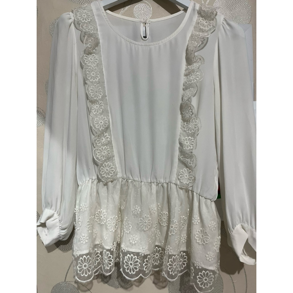 Blouse Wanita putih renda prelove