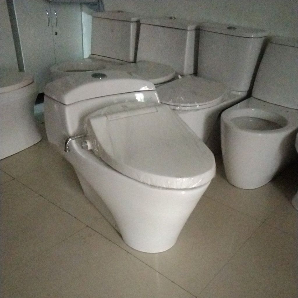 Kloset duduk TOTO CW 823 NJ DENGAN TUTUP ECOWASER TCW 03 SL BEKAS ORIGINAL