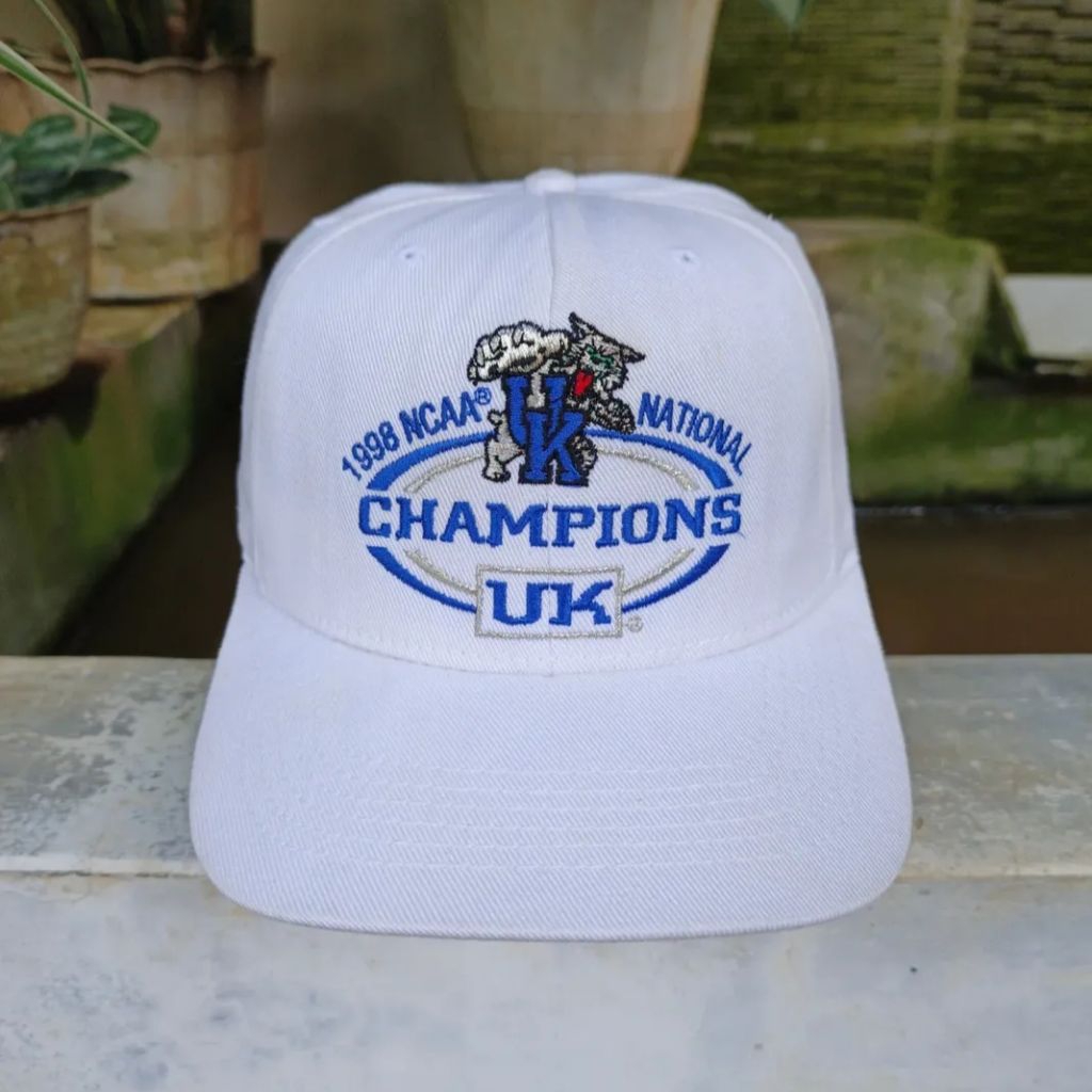 Topi Vintage UNIVERSITY OF KENTUCKY CHAMPIONS 1998 NCAA NATION By PRO PLAYER made in USA