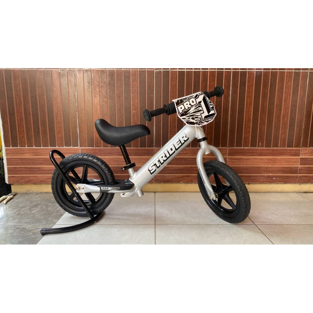 [PRELOVED](Second) Strider 12 PRO. Silver Frame Aluminium. Berat 2,5kg. Sadel upgraded. Bonus paddoc