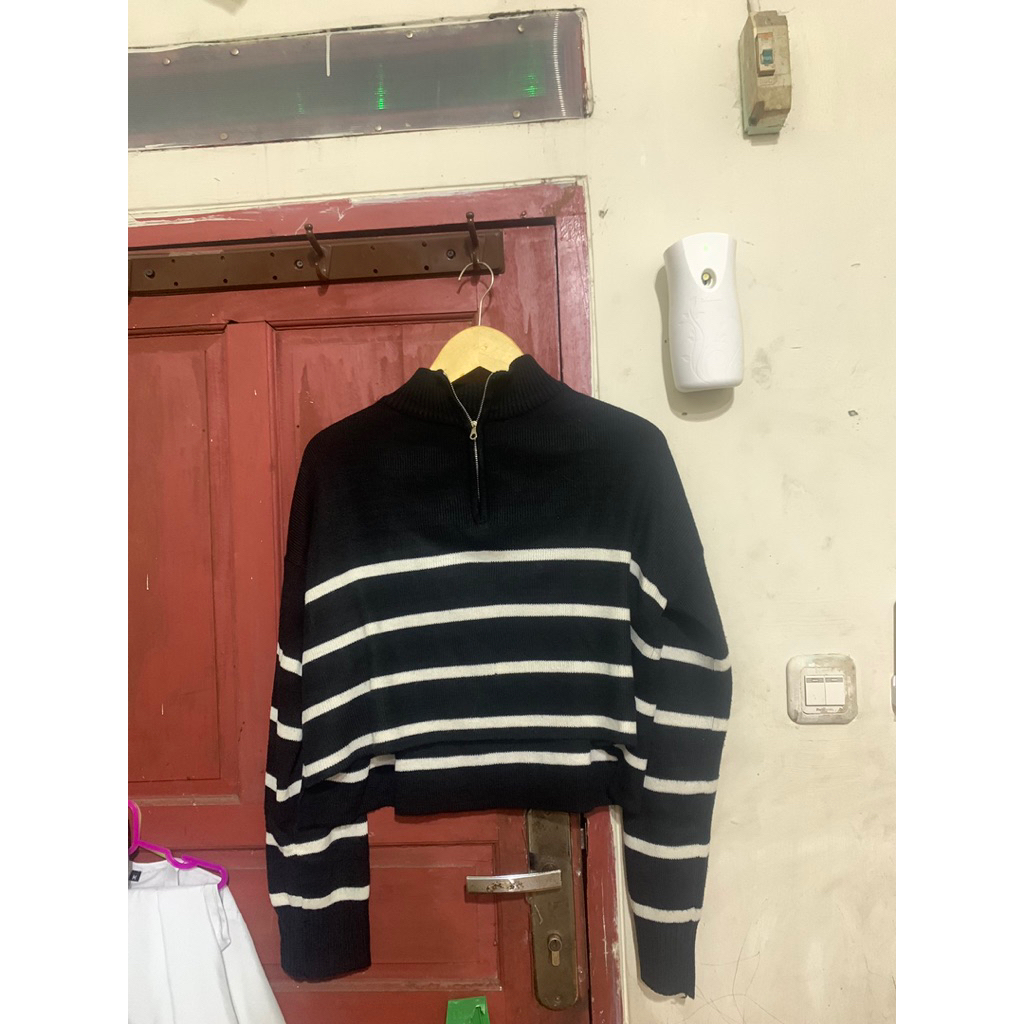 Sweater Rajut Crop Wanita Half Zip Stripe Hitam Putih | Preloved