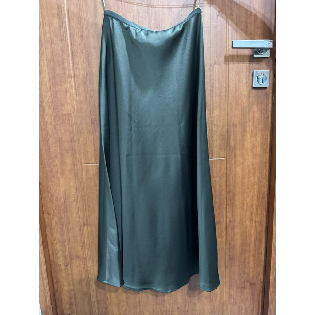 rok satin uniqlo