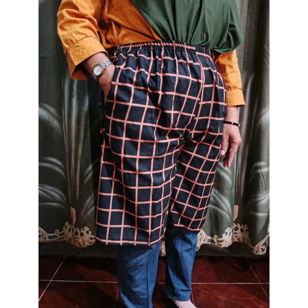 Celana Pendek Kolor Selutut Pria Wanita Motif Acak