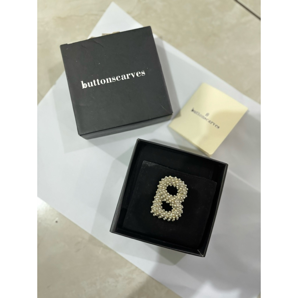 bros buttonscarves preloved / brooch