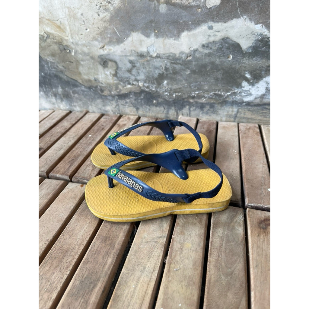 Preloved Havaianas Baby Brasil Logo II flip-flops in gold yellow with navy blue straps | Sendal anak