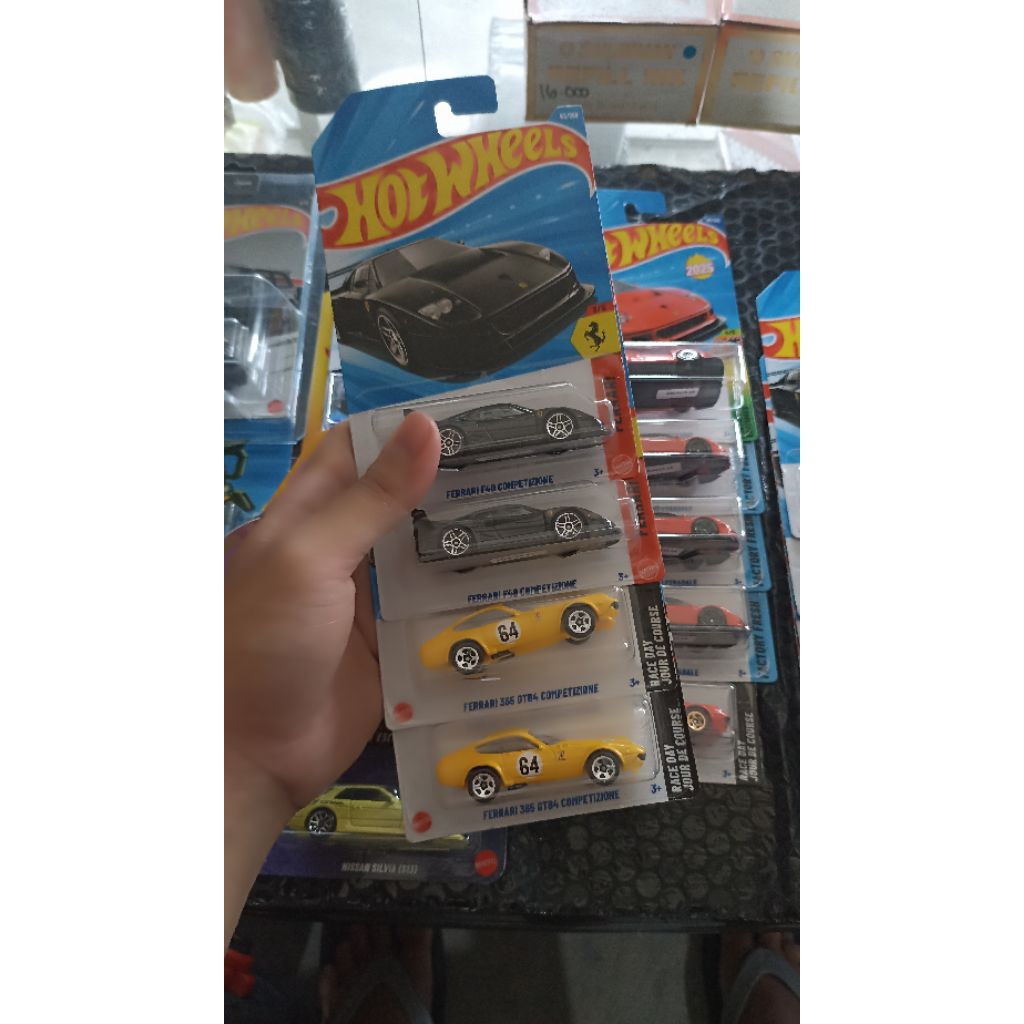 Hotwheels Ferrari F40 hitam (2) + 365 kuning (2) +f40 merah 1,,bonus loose 1