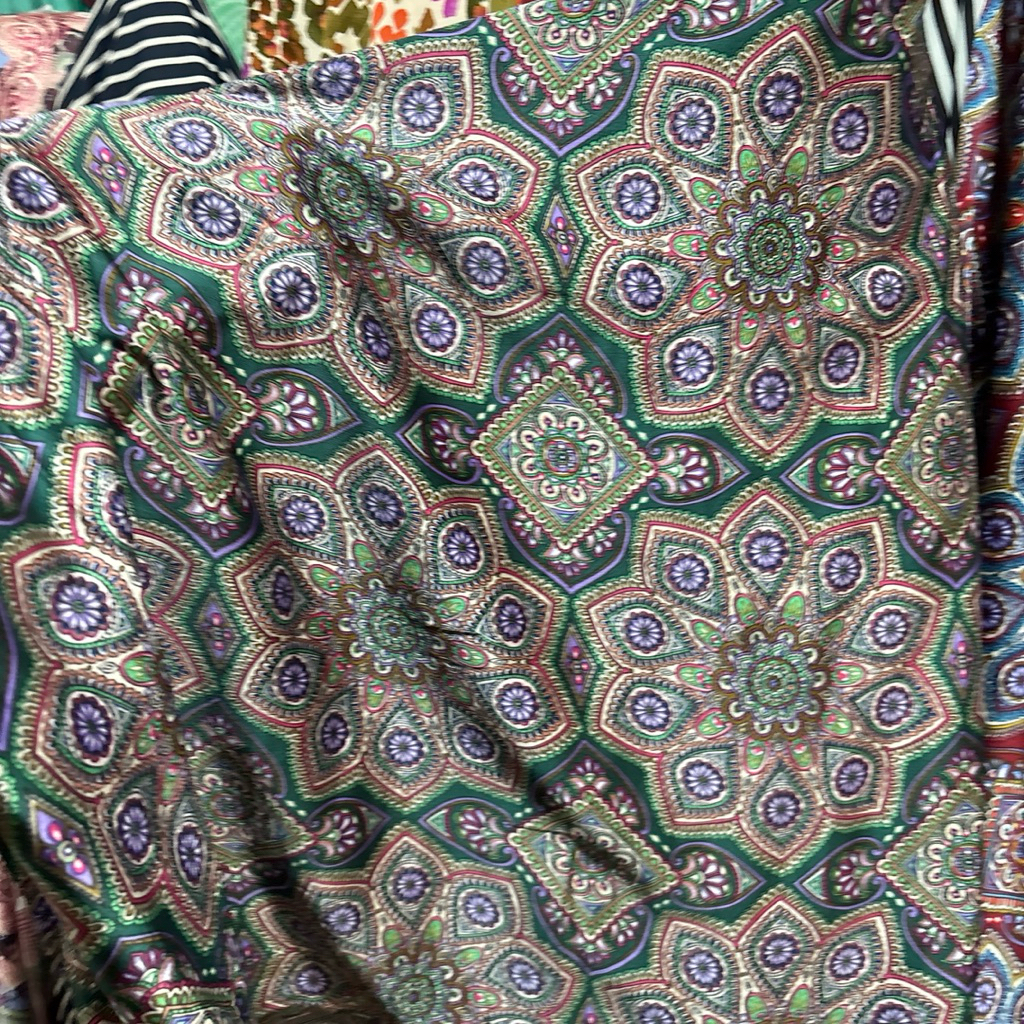 Kain Satin Silk Motif Mandala Ornamen Mewah Hijau botol - Bahan Silk Premium Glowing & Jatuh - Meter