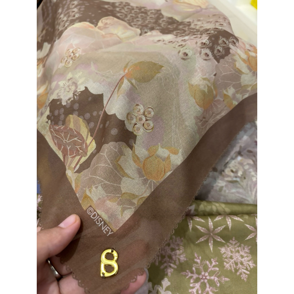 Preloved Buttonscarves Arabian camel vvgc