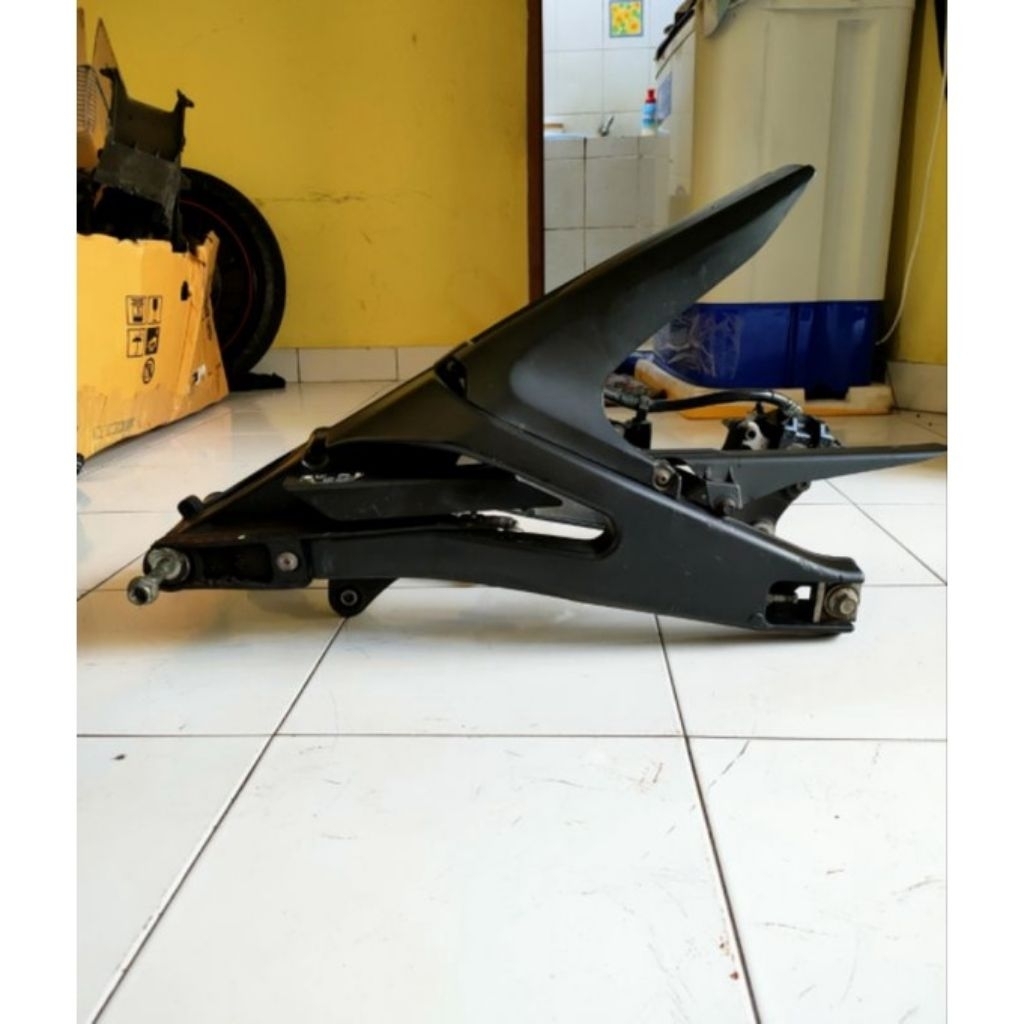 Swing Arm Original YAMAHA R15V2 / Xabre PNP Vixion original