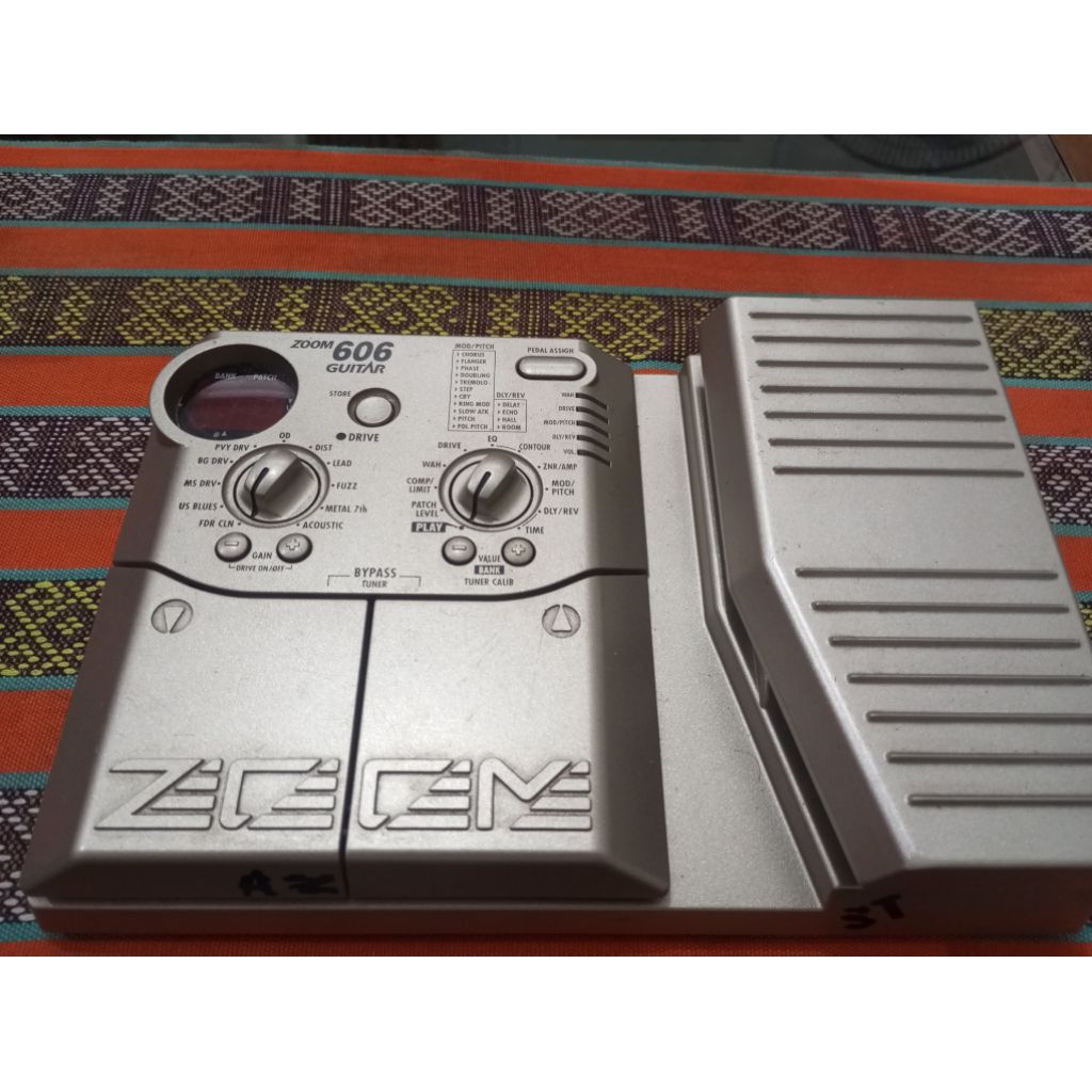 Efek Gitar Zoom 606 (Mint Condition/Pemakaian Pribadi)
